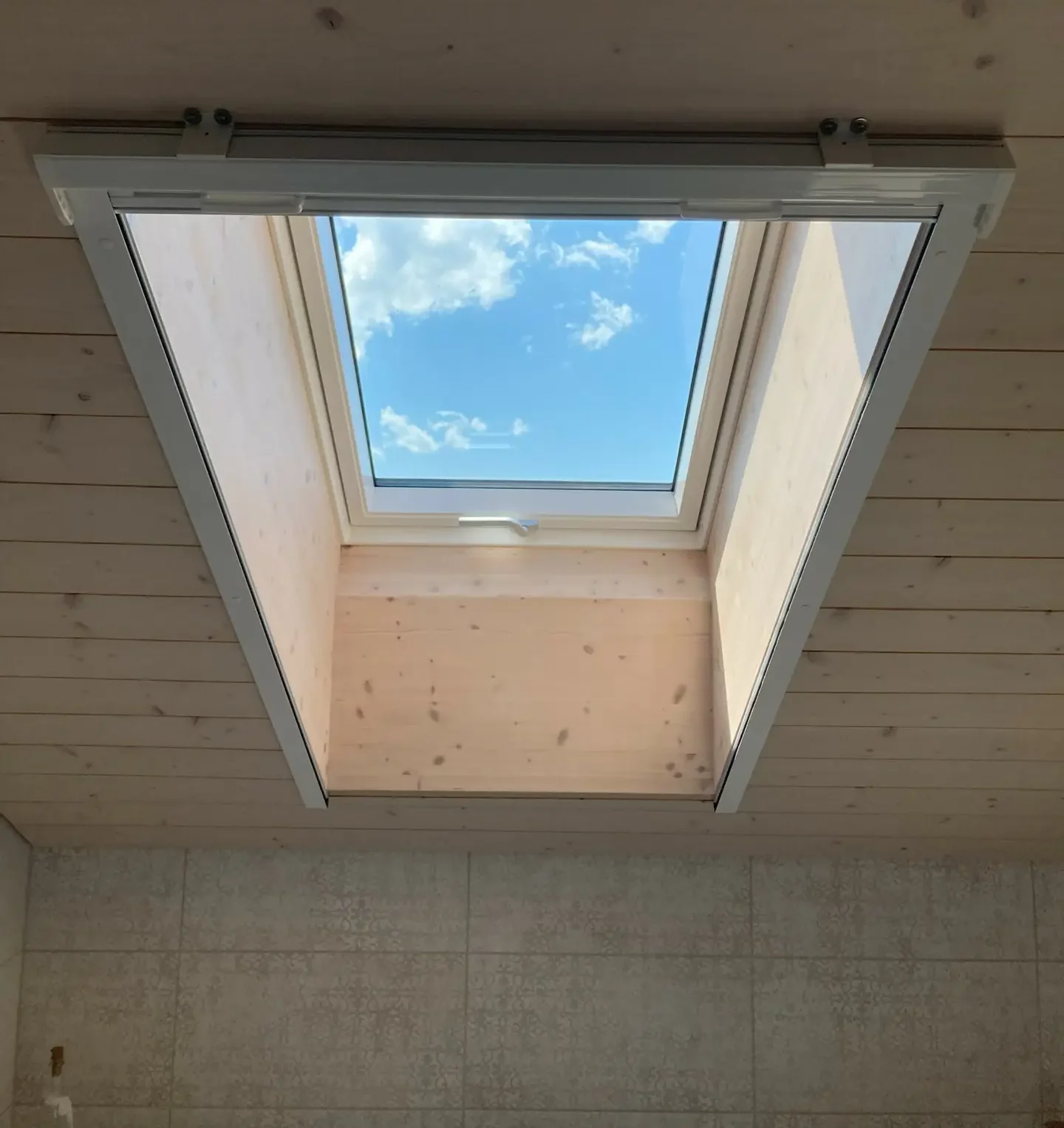 Dachfensterrollo sind DIE Lösung für Insektenschutz am Dachfenster.